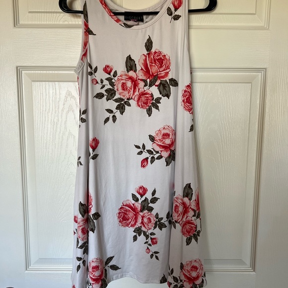 Discreet Dress - Picture 3 of 4